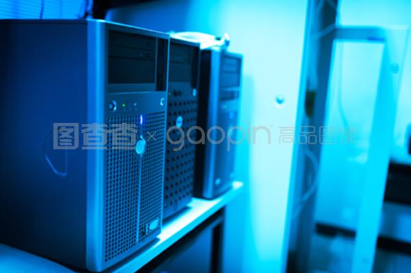 网络服务器与云计算装备技术服务 驱动数字未来的双轮引擎